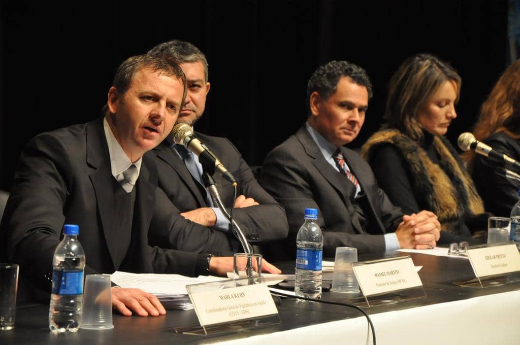 Daniel Martini (E) durante a audiência pública...