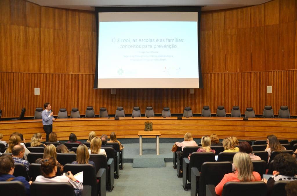 Palestra foi realizada no Auditório Mondercil Paulo de Moraes