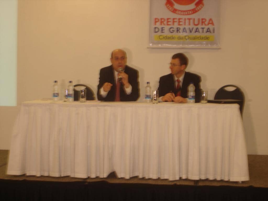 Velasquez e Martini conversam com professores