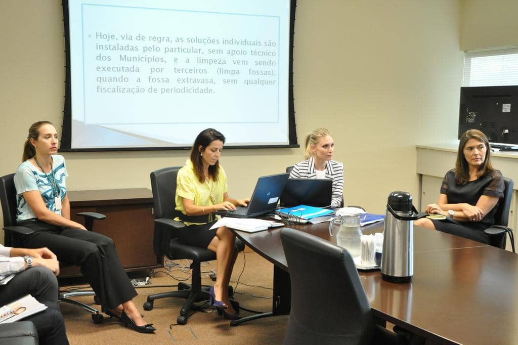 Annelise Steigleder, Fernanda Oliveira, Débora Menegat e Josiane Camejo na reunião