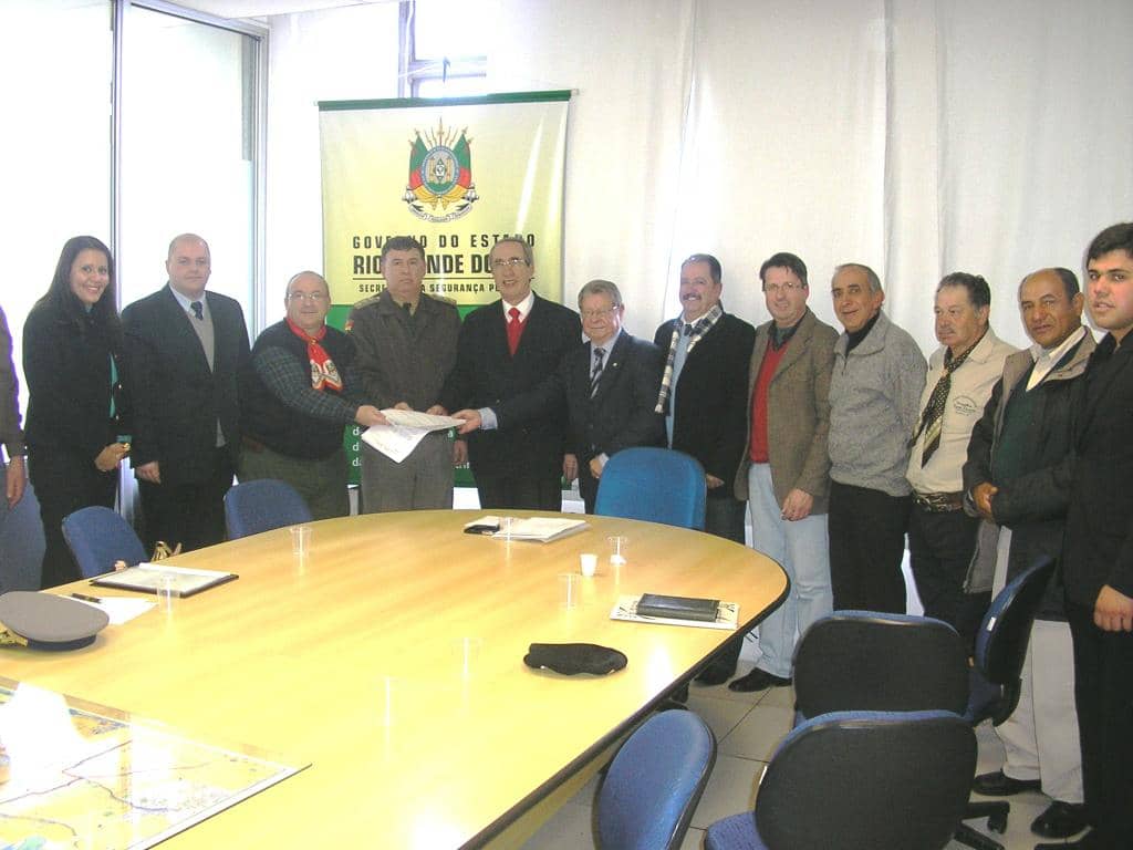 Momento da entrega do ofício