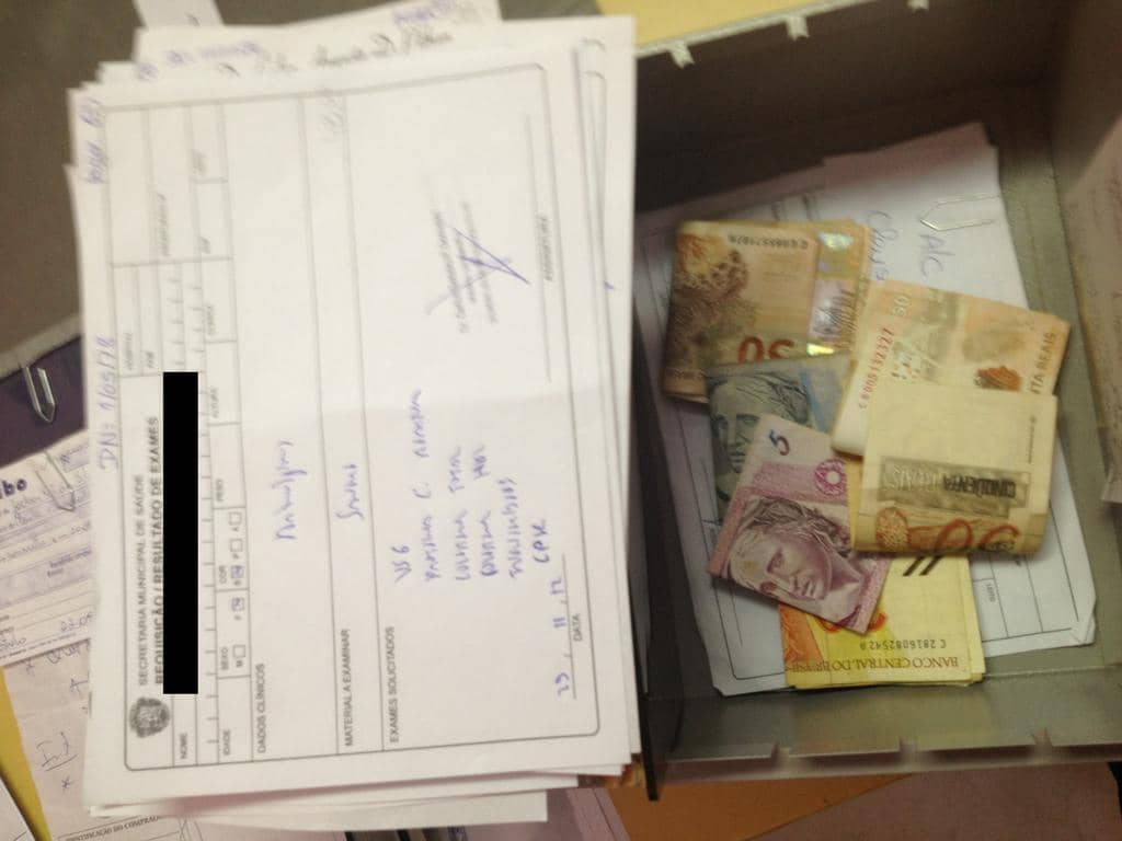 Dinheiro referente a procedimentos cobrados foi apreendido