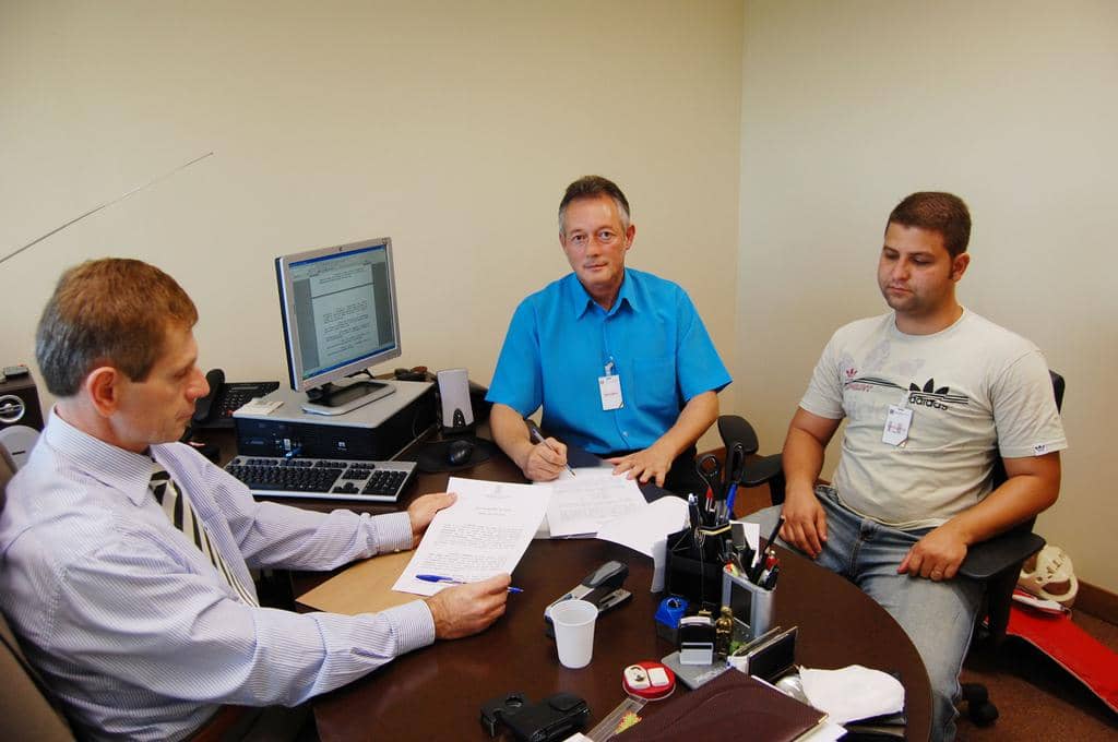 Muratt, Machado e Flores, durante a assinatura do TAC