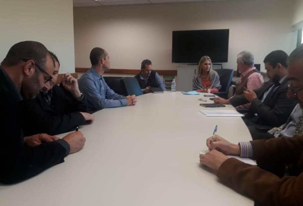 Heriberto Maciel e Débora Menegat (ao fundo) durante a reunião