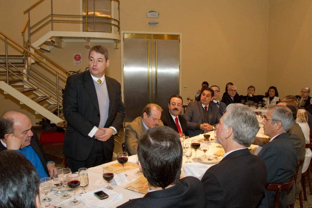 Veiga durante pronunciamento no almoço