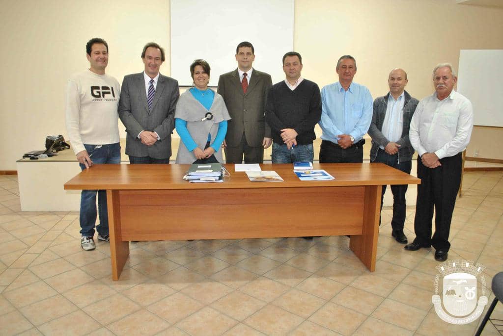 Os prefeitos da Comarca de Frederico Westphalen e os Promotores de Justiça na assinatura do TAC