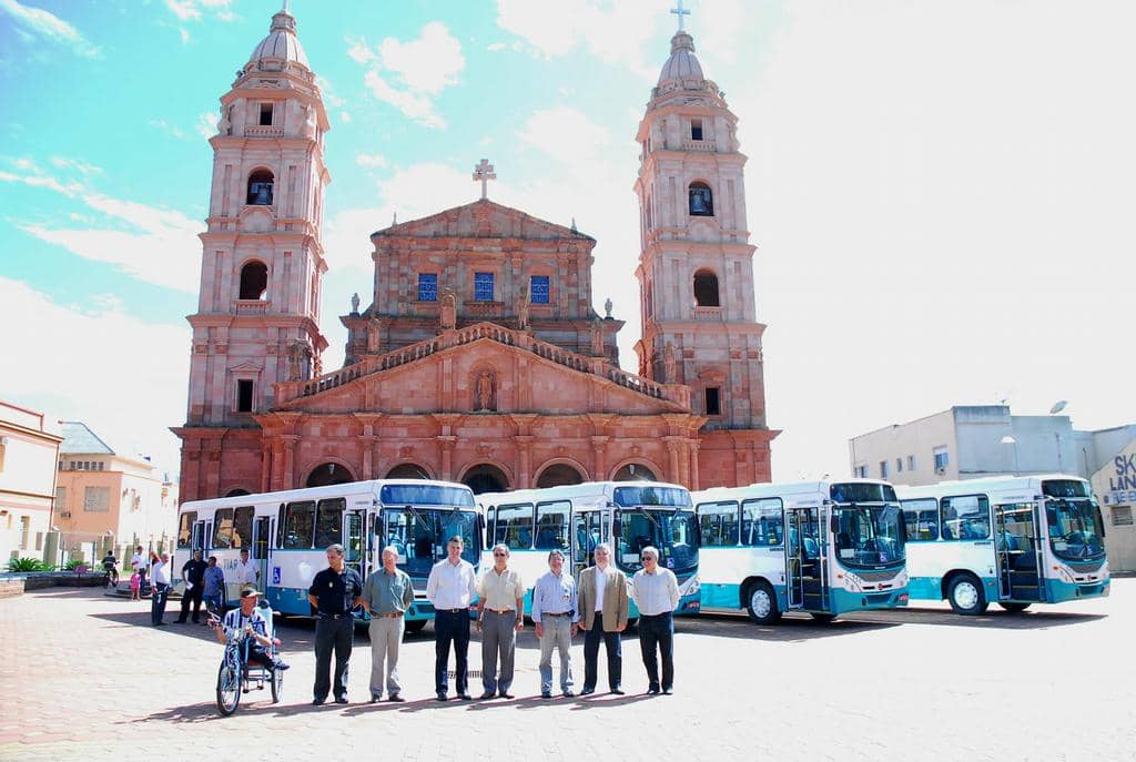 Quatro ônibus novos estão equipados para transporte de cadeirantes no Município