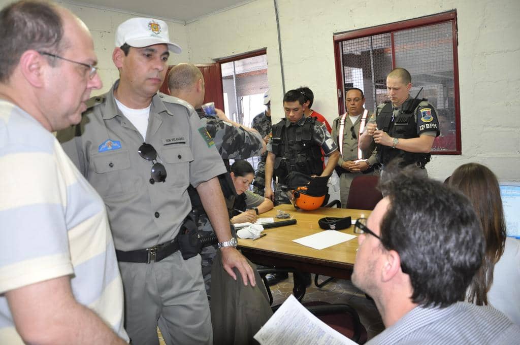 Seabra (D), Pretor e BM durante momento de ocorrências