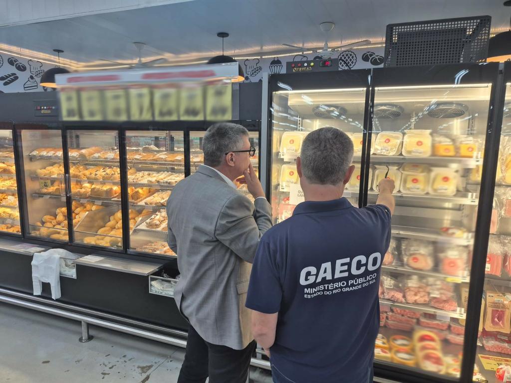 Farroupilha: Força-tarefa apreende produto vencido desde 2017 e quase oito toneladas de alimentos impróprios