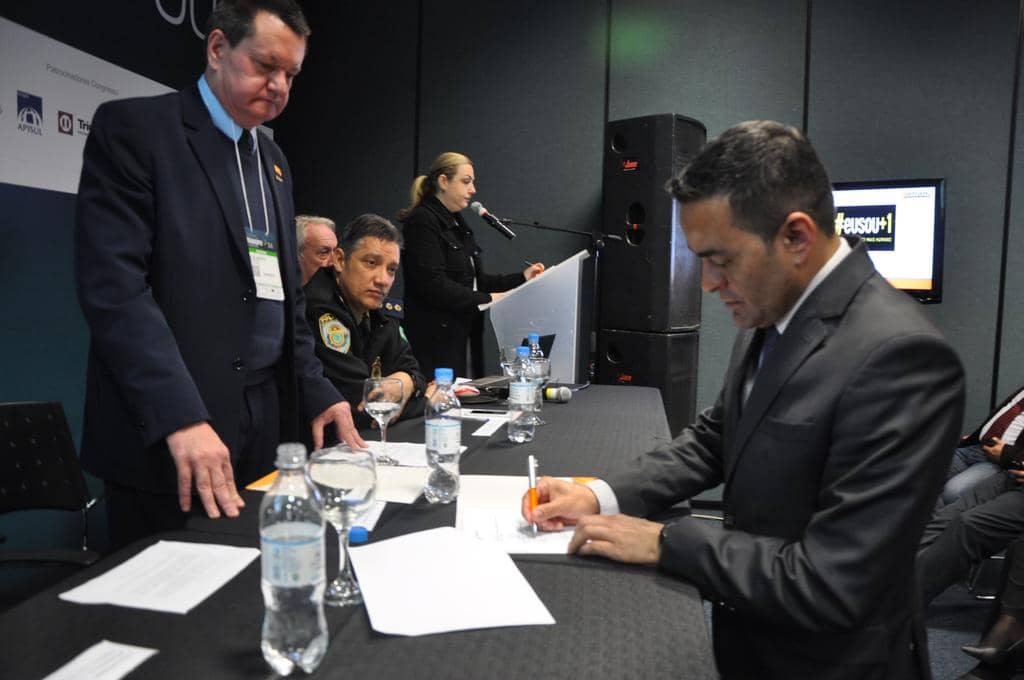 Júlio César de Melo firma o termo, observado por Ildo Szinvelski