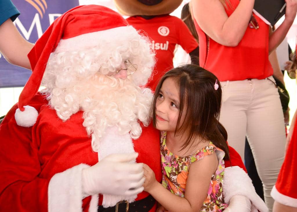 Crianças abraçaram o Papai Noel