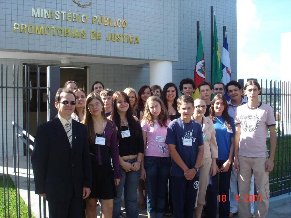 Promotor Manjabosco com alunos da cidade