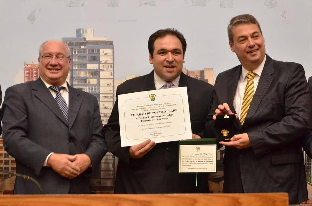 Veiga recebeu o título de Cidadão de Porto Alegre e...