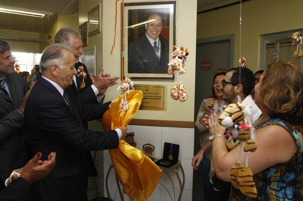Momento em que Prefeito, Bastos e familiares descerram foto de Velasquez