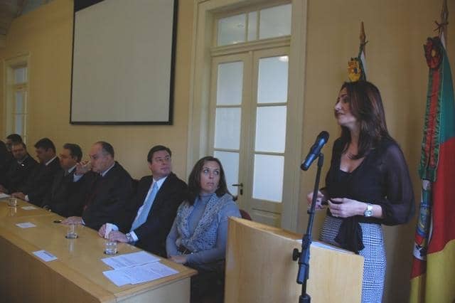 A mesa de autoridades e Ana Rita, no momento de seu discurso