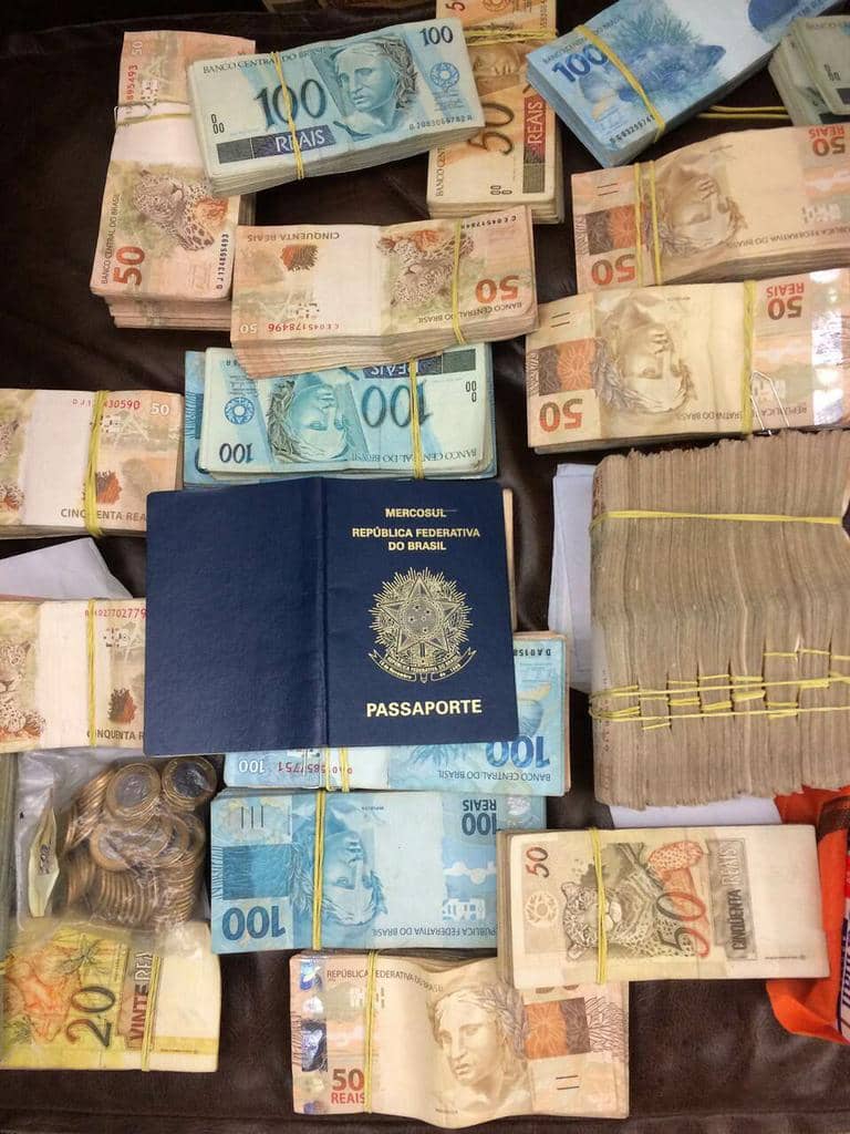 Dinheiro e passaporte apreendidos
