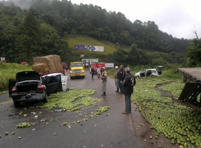 Caminhão carregado de laranjas bateu em diversos carros que acompanhavam operação policial