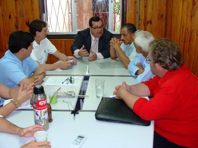 Rogério Caldas, ao fundo, buscou consenso