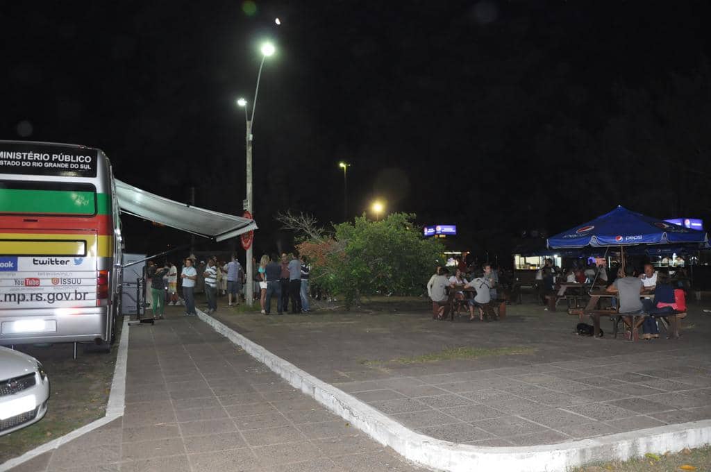 Ônibus estacionou na praça central de Atlântida