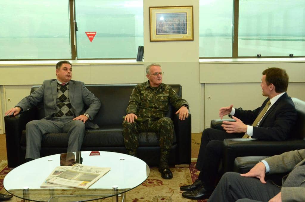 Fabiano Dallazen e Marcelo Lemos receberam o comandante do CMS, general Geraldo Antonio Miotto