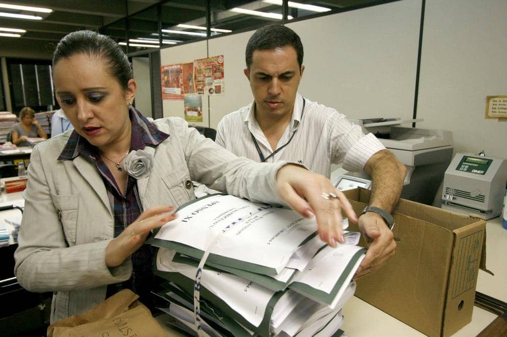 Lúcia Callegari entrega inquérito...