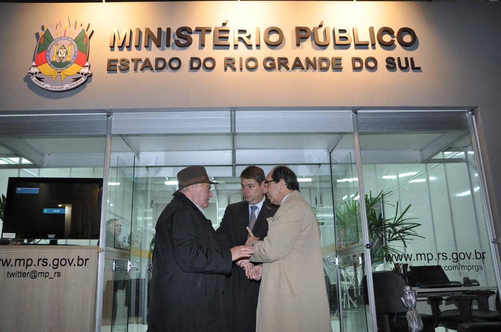 Carlos Sperotto, PGJ e o Presidente da AMP na inauguração do estande