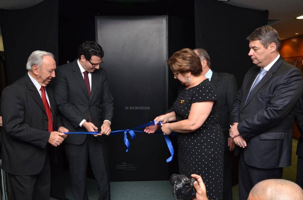 Desenlace da fita inaugural da exposição