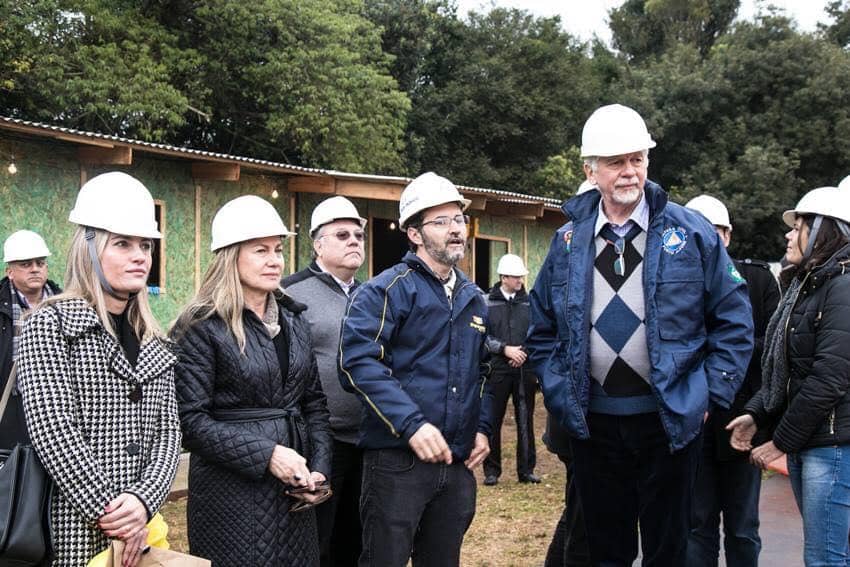 Anelise Stifelman (E) durante a visita às obras do hospital veterinário