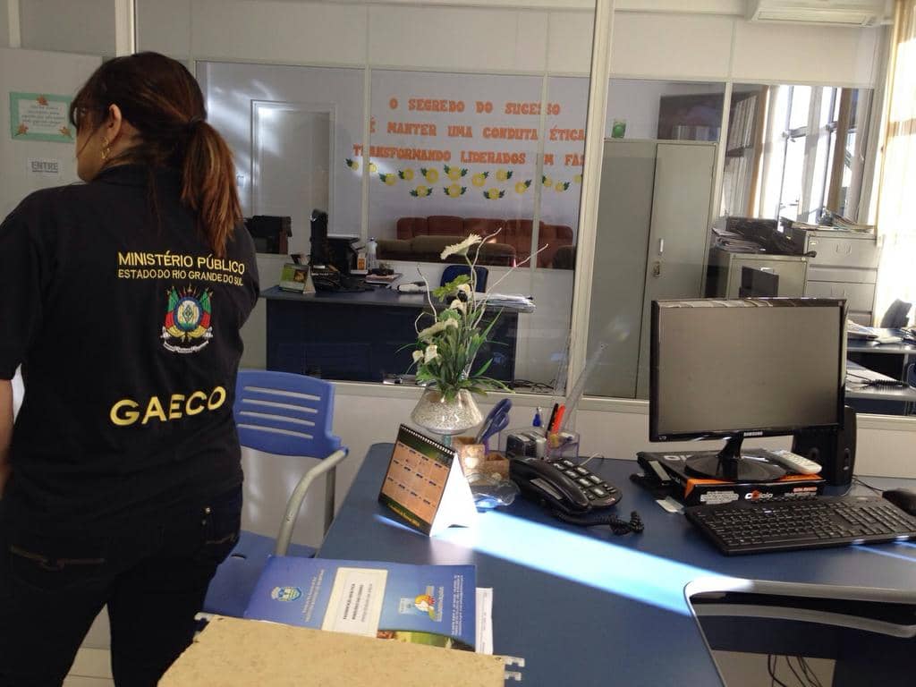 Agentes do Gaeco durante cumprimento dos mandados...