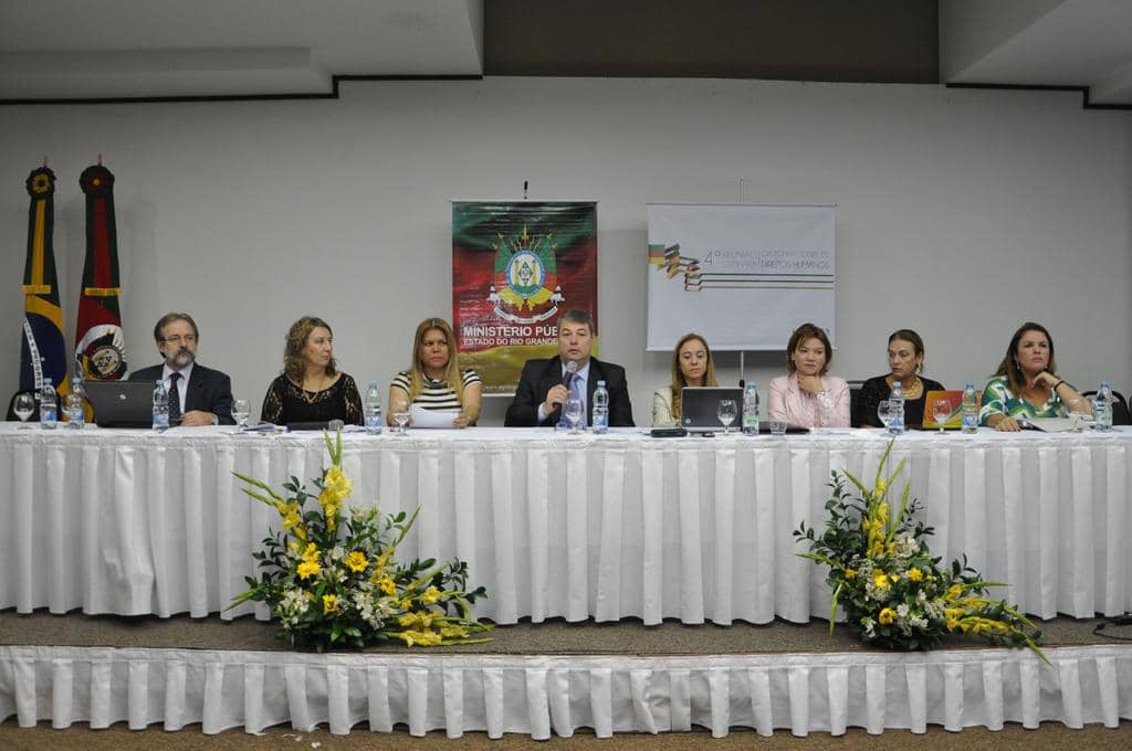 A mesa de honra do evento 