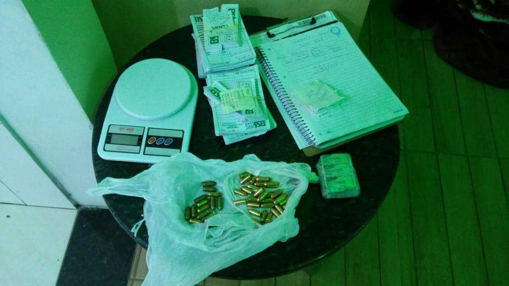 Balança de precisão, balas de revólver e apontamentos foram apreendidos...