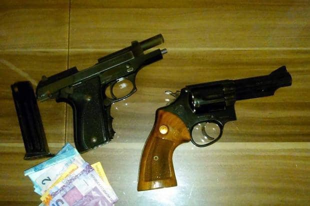 Armas apreendidas com a dupla