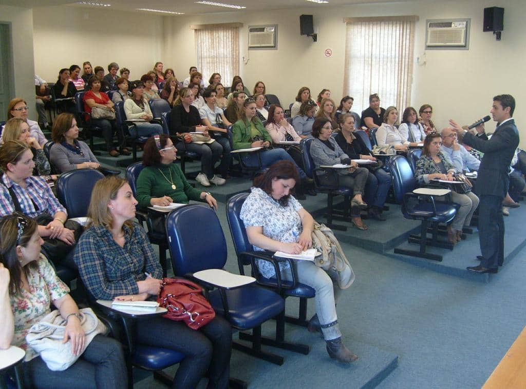 A nova ficha Ficai foi apresentada a professores e redes de atendimento em Santa Maria
