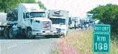 Caminhões em estrada bloqueada [foto: www.correiodopovo.com.br]