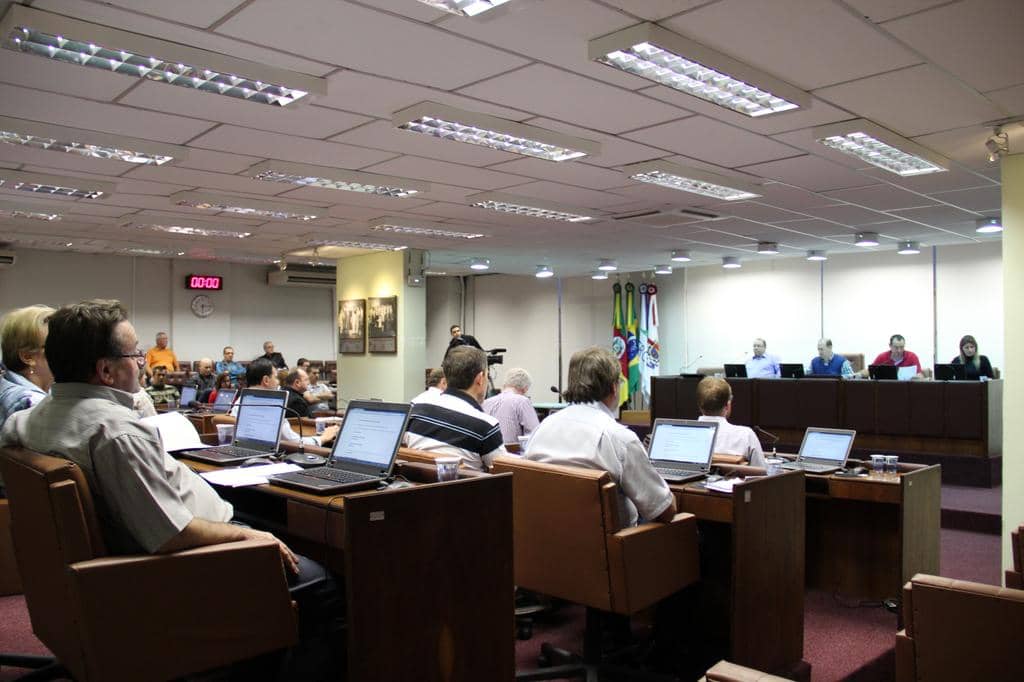 Moção foi aprovada durante sessão desta terça-feira