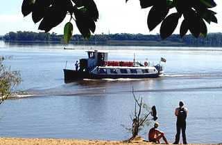 Ligação entre os municípios é feita por balsa