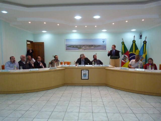 Na tribuna, Daniel Martini explicou importância de delimitação da área de surf