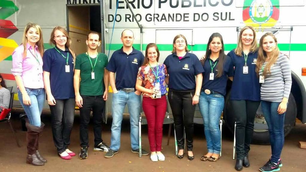 Promotores de Justiça Renato Tirapelle e Paula Mohr com servidores e estagiários no ônibus do MP