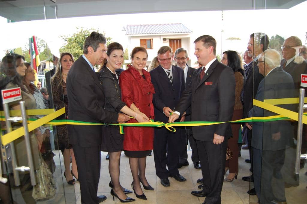Momento do corte da fita inaugural