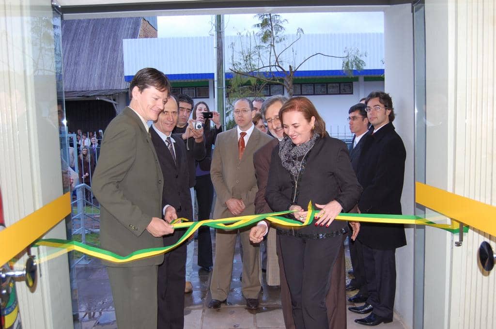 Autoridades durante o descerramento da fita inaugural