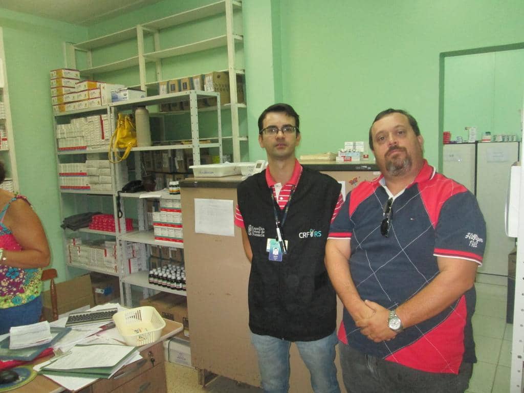 Farmacêutico Tiago Nunes Neu e Promotor Rogério Caldas durante a inspeção