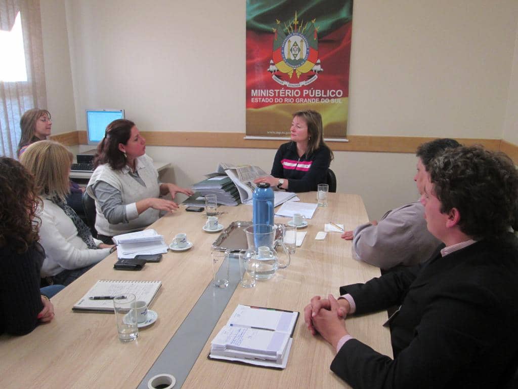 Promotora (C) se reuniu com gestores municipais para tratar sobre questões da UPA