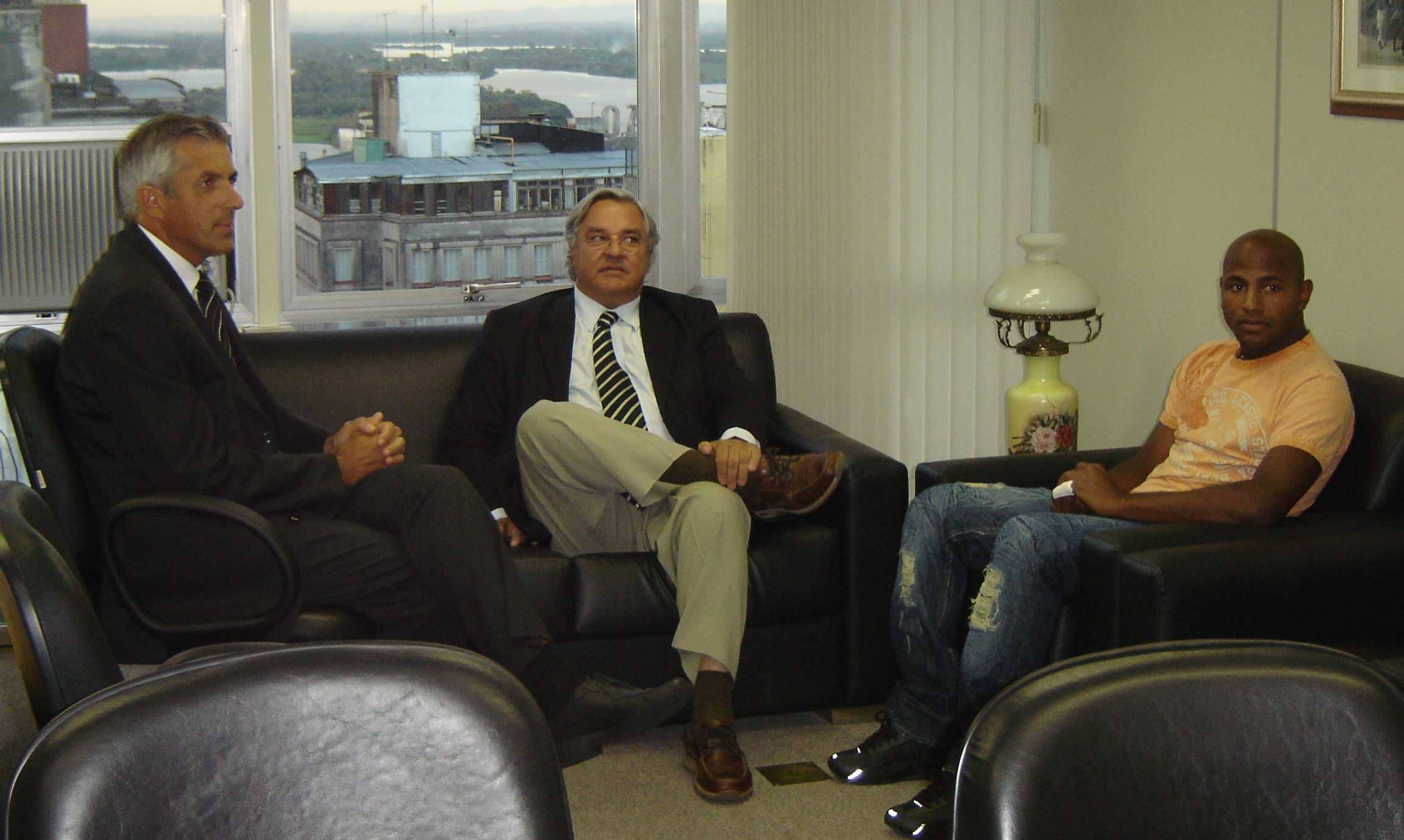 Jeovânio (d) e Paulo Odone (c), estiveram reunidos com Mauro Renner ontem em Porto Alegre