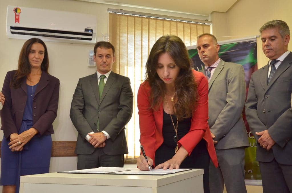Promotora de Justiça Ivana Ferrazzo firma o termo