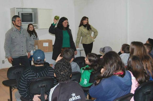 Têmis Limberger durante a 1ª apresentação do projeto na Escola Apeles Porto Alegre 