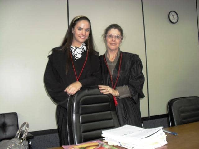 Sílvia Becker Pinto com a estagiária do MP que participou do júri