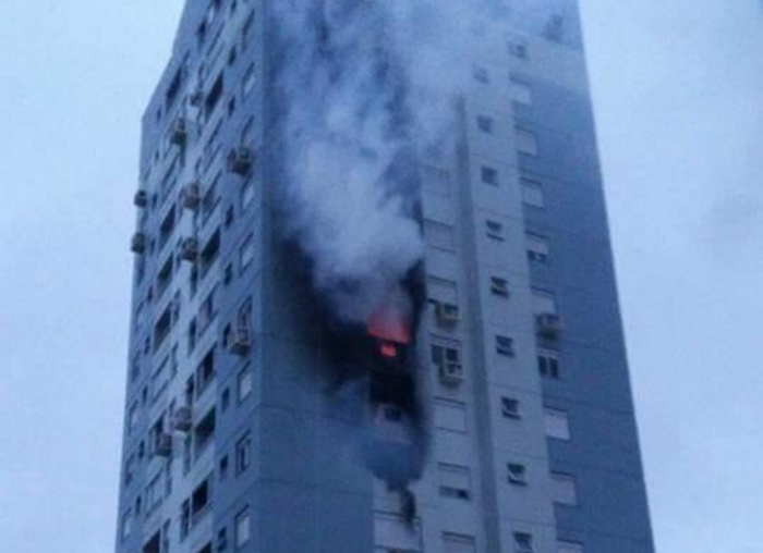 Prédio teve de ser evacuado em virtude do incêndio (Foto: Brigada Militar)