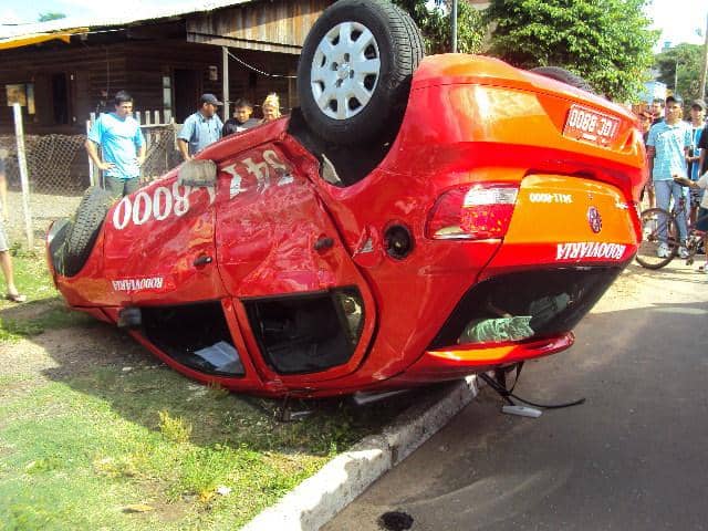 Táxi capotou três vezes após colisão