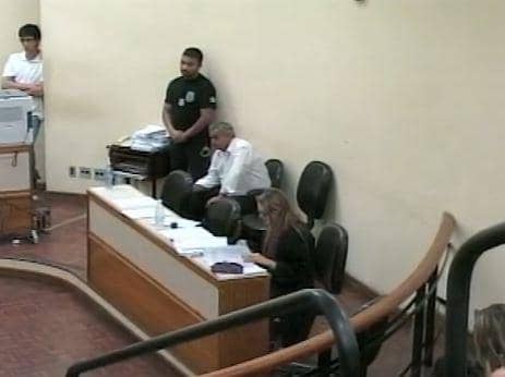 Sidnei Silveira (camisa branca) matou mulher por acreditar estar sendo traído