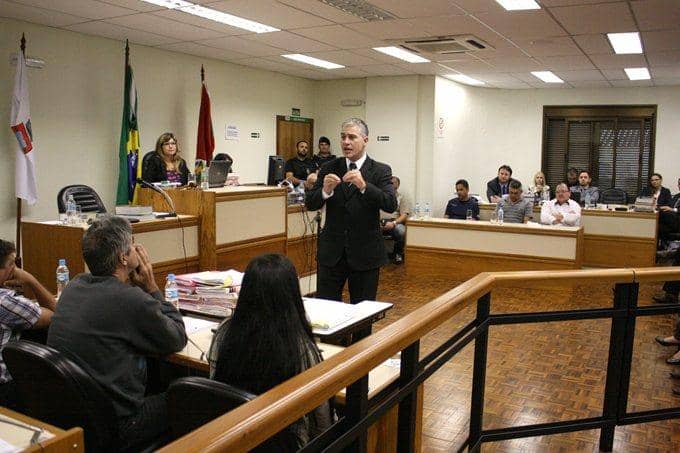 Manoel Figueiredo Antunes (em pé) atuou em plenário